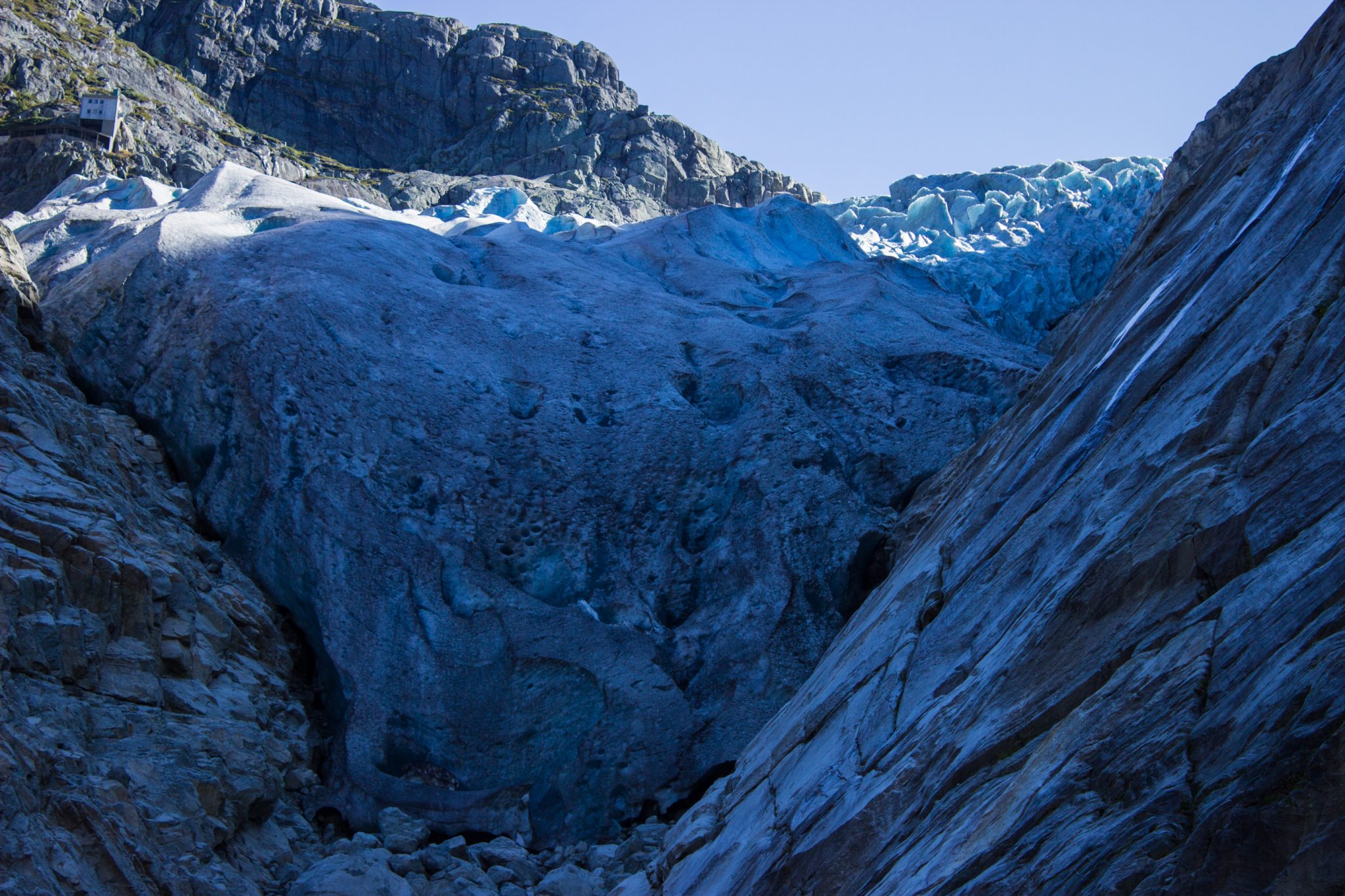 Wanderung vom Ort Sundal bis zum Gletscher Bondhusbreen im Folgefonna Nationalpark, beeindruckender Gletscher unmittelbar vor einem, mächtiges Eis