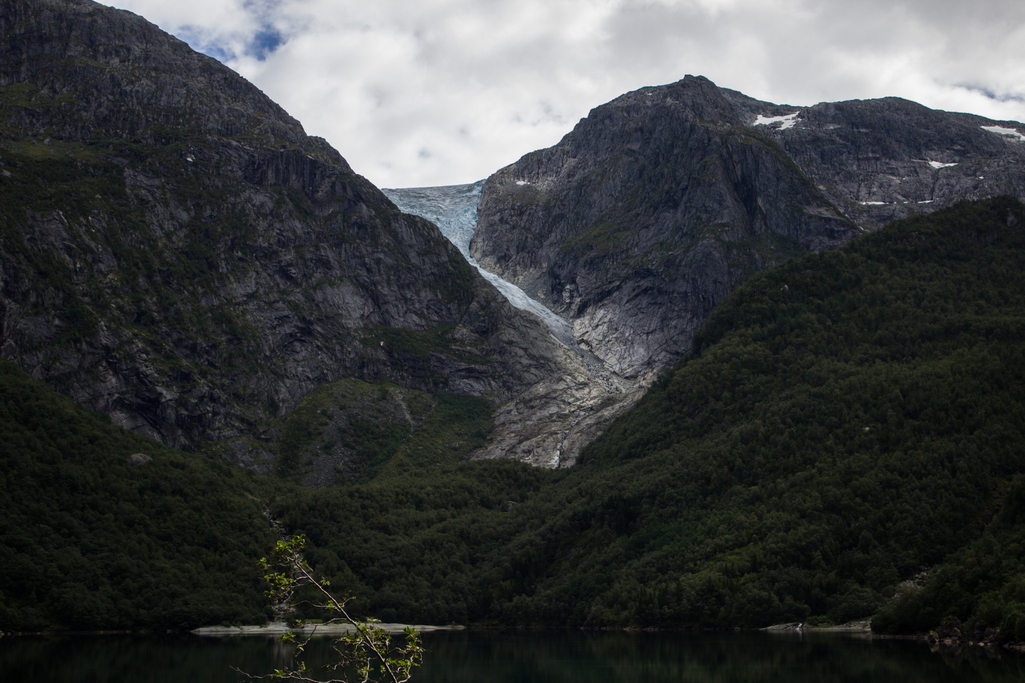 Wanderung vom Ort Sundal bis zum Gletscher Bondhusbreen im Folgefonna Nationalpark, traumhafte Bergkulisse, Blick auf Gletscher Bondhusbreen, schöner Sommertag, kristallklares Wasser im See von Gletscher gespeist, umgeben von Wald