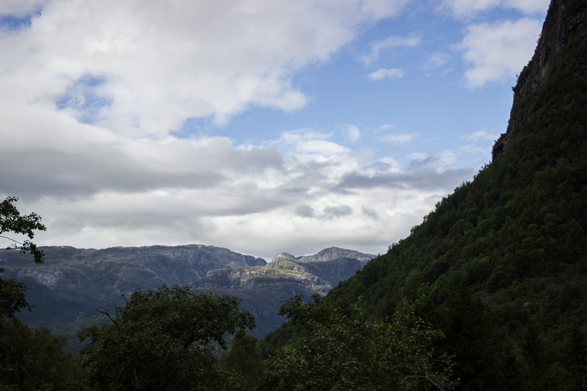Wanderung vom Ort Sundal bis zum Gletscher Bondhusbreen im Folgefonna Nationalpark, traumhafte Bergkulisse, schöner Sommertag, umgeben von Wald