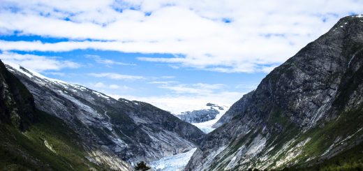 Wanderung Gletscher Nigardsbreen im Jostedalsbreen Nationalpark, Blick auf den Gletscher Nigardsbreen umgeben von Bergen und Wald