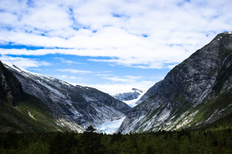 Wanderung Gletscher Nigardsbreen im Jostedalsbreen Nationalpark, Blick auf den Gletscher Nigardsbreen umgeben von Bergen und Wald