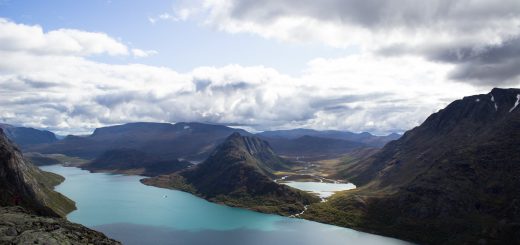 Wanderung Besseggen-Grat im Jotunheimen Nationalpark, Aussicht auf wunderschönen Gjendesee und umgebende Berge, Sonne zaubert traumhafte Farben