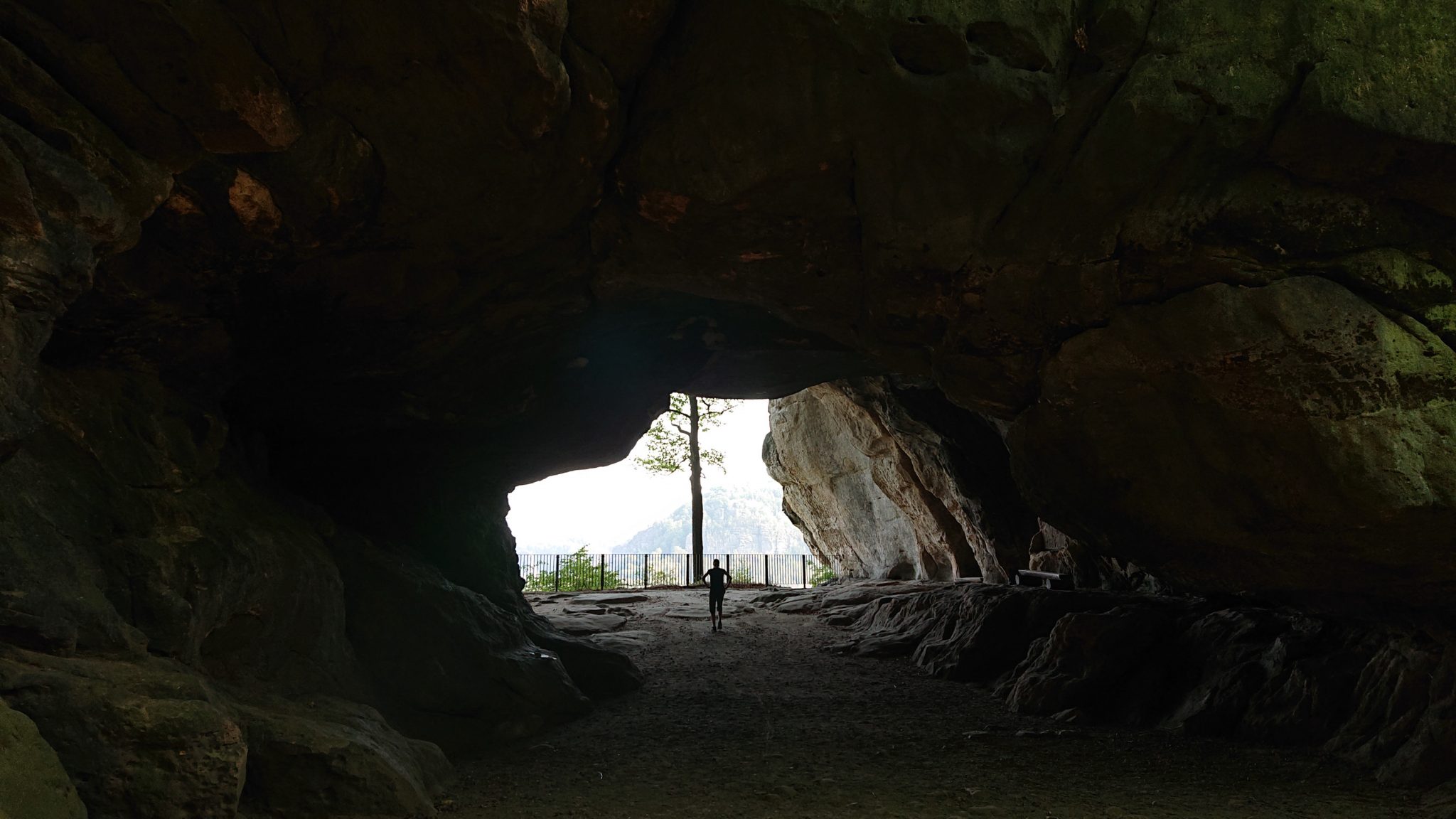 Wanderung zum Kuhstall im Kirnitzschtal, der berühmte Kuhstall oder einfach ein großer Felsen mit Durchgang, schöne Aussicht auf sächsische Schweiz