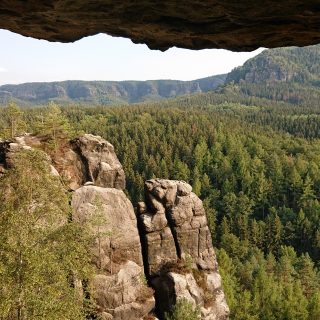 Wanderung zum Kuhstall im Kirnitzschtal, wunderbare Aussicht mit herrlichem Wetter auf das Wanderparadies sächsische Schweiz, riesiger Felsennationalpark mit schönem Wald