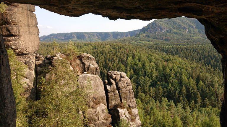 Wanderung zum Kuhstall im Kirnitzschtal, wunderbare Aussicht mit herrlichem Wetter auf das Wanderparadies sächsische Schweiz, riesiger Felsennationalpark mit schönem Wald