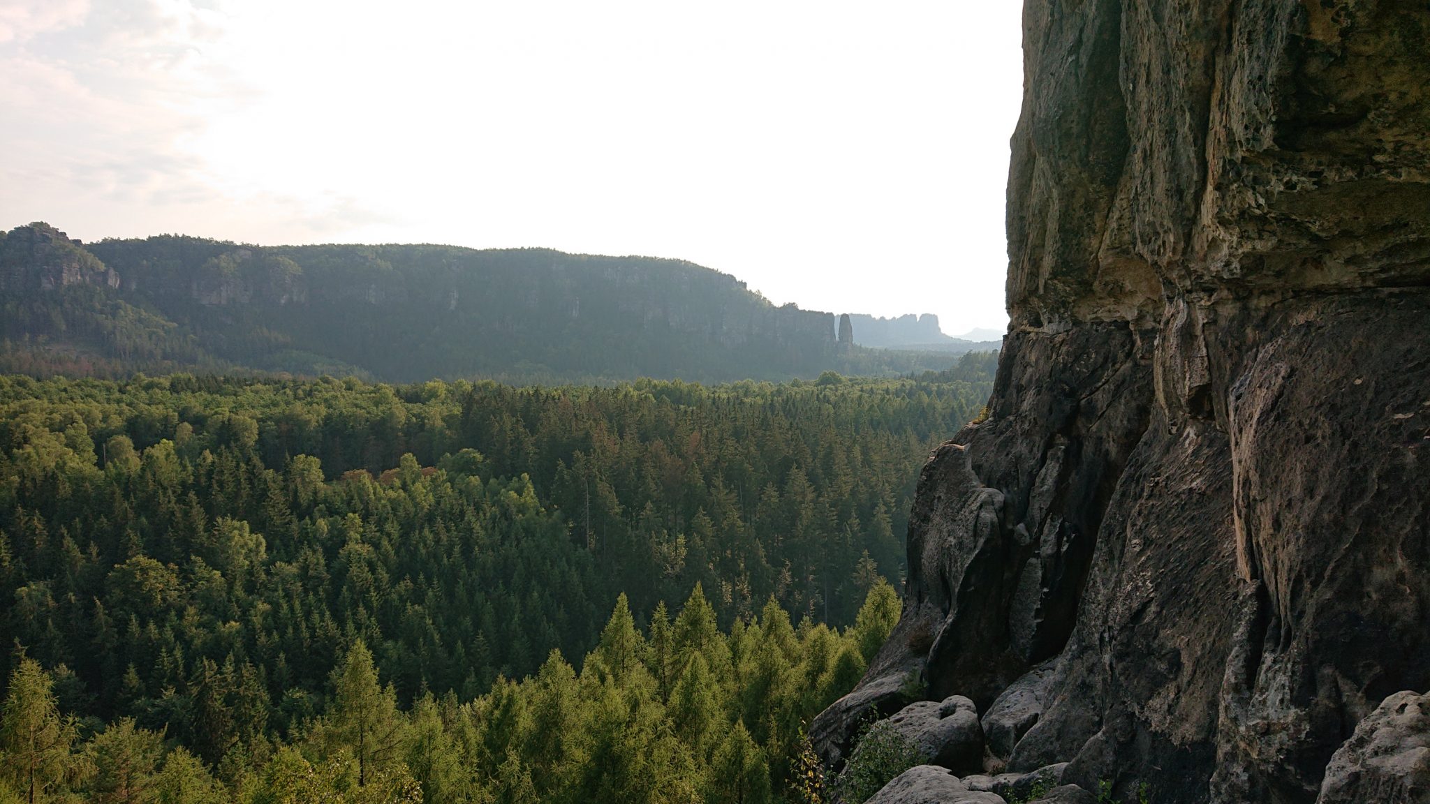 Wanderung zum Kuhstall im Kirnitzschtal, wunderbare Aussicht mit herrlichem Wetter auf das Wanderparadies sächsische Schweiz, riesiger Felsennationalpark mit schönem Wald