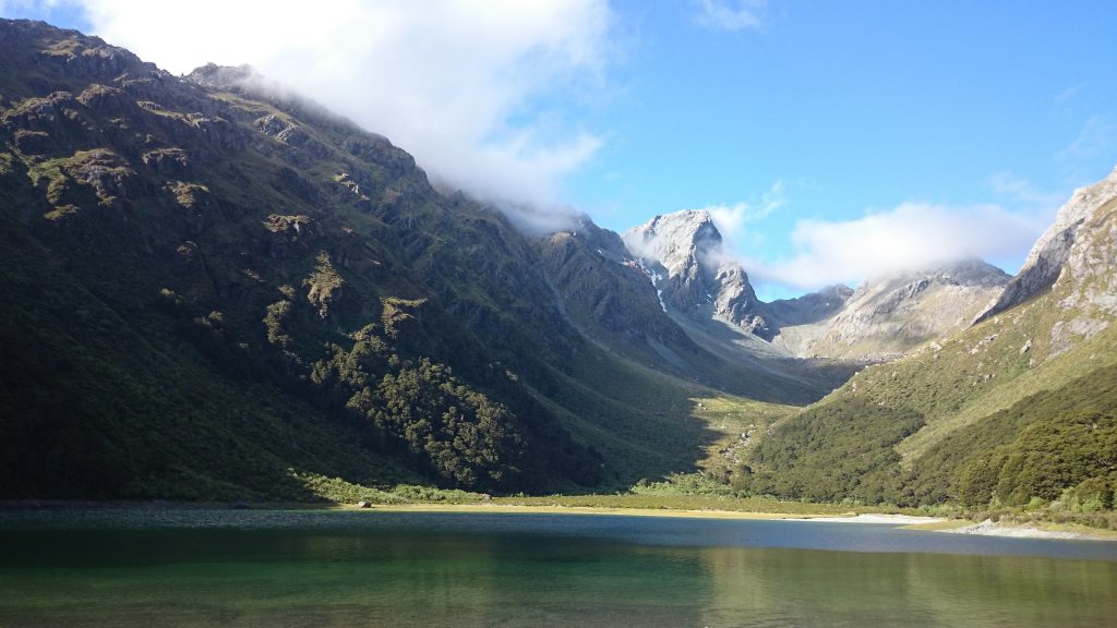 Wanderung Routeburn Track - Great Walk im Fiordland Nationalpark Südinsel Neuseeland, Wanderweg Routeburn im Fiordland Nationalpark, beeindruckende Berge mit schneebedeckten Gipfeln über der Baumgrenze, herrlicher Sommertag auf Südinsel Neuseelands, traumhafte Wanderung, raues Gebirgsklima, lebensfeindlich und doch wunderschön, beeindruckend, schöner Gebirgssee mit klarem Wasser, Umgebung spiegelt sich