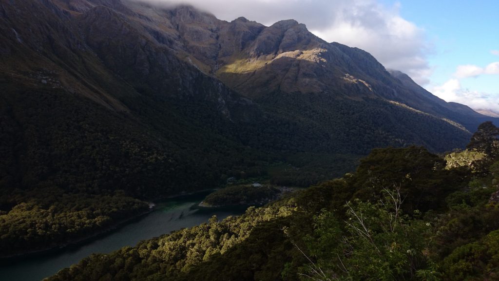 Wanderung Routeburn Track - Great Walk im Fiordland Nationalpark Südinsel Neuseeland, Wanderweg Routeburn im Fiordland Nationalpark, beeindruckende Berge mit schneebedeckten Gipfeln über der Baumgrenze, herrlicher Sommertag auf Südinsel Neuseelands, traumhafte Wanderung, raues Gebirgsklima, lebensfeindlich und doch wunderschön, beeindruckend, schöner Gebirgssee mit klarem Wasser, Umgebung spiegelt sich