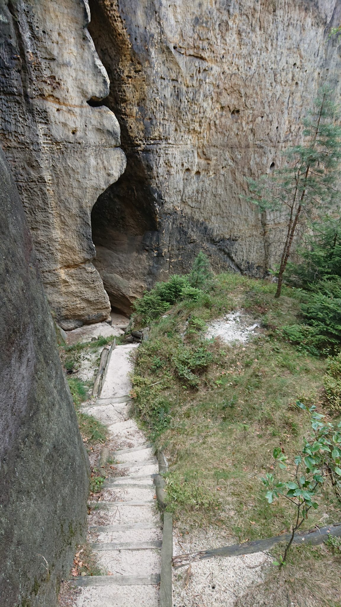 Hohe Liebe Schrammsteine Carolafelsen, Wanderweg im Wanderparadies Sächsische Schweiz mit vielen tollen Aussichten, riesiger Felsennationalpark, schmaler Pfad entlang an den Felsen