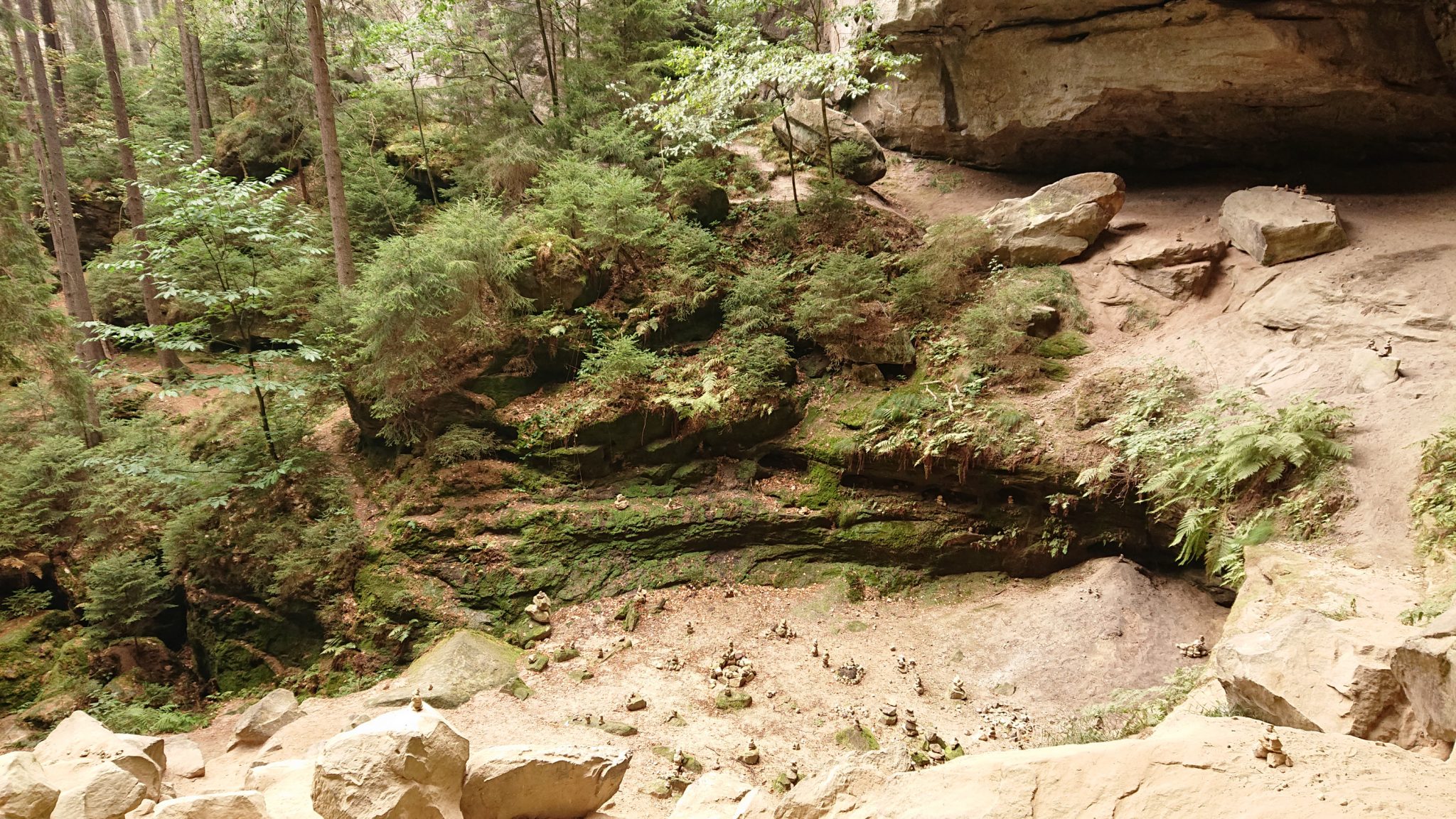 Wanderung durch Polenztal zur Bastei und zu Schwedenlöcher, Wanderweg zur Gautschgrotte in der Nähe vom Polenztal