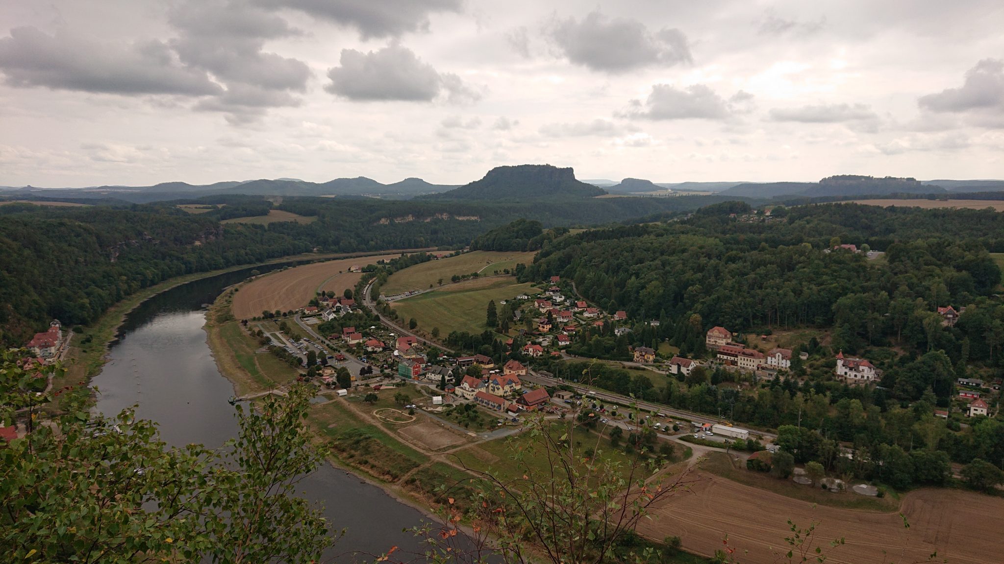 Wanderung durch Polenztal zur Bastei und zu Schwedenlöcher, Wanderweg zur Bastei mit Aussicht auf Elbe und kleine Orte