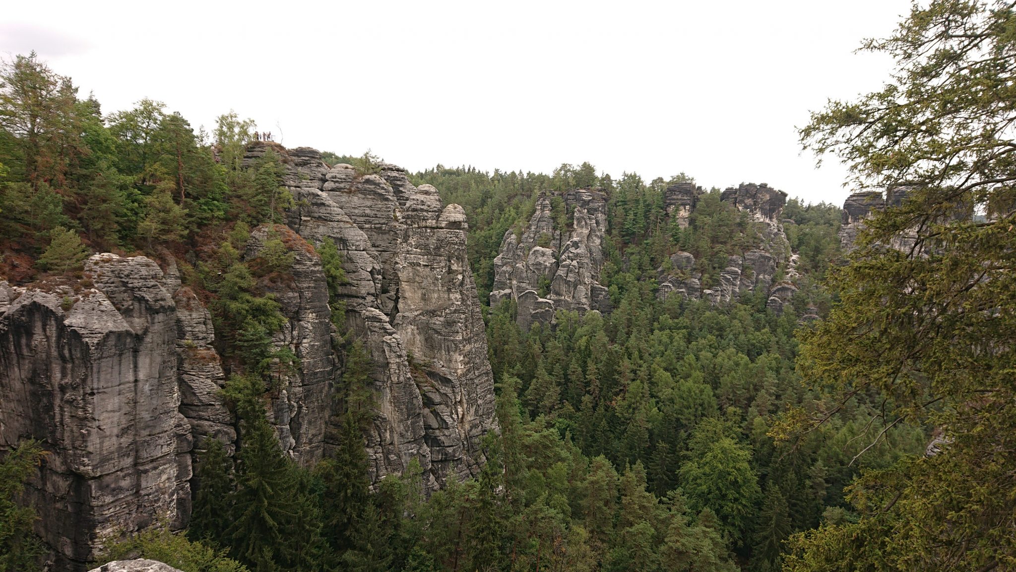Wanderung durch Polenztal zur Bastei und zu Schwedenlöcher, Aussicht bei der Bastei, viele beeindruckende Felsen
