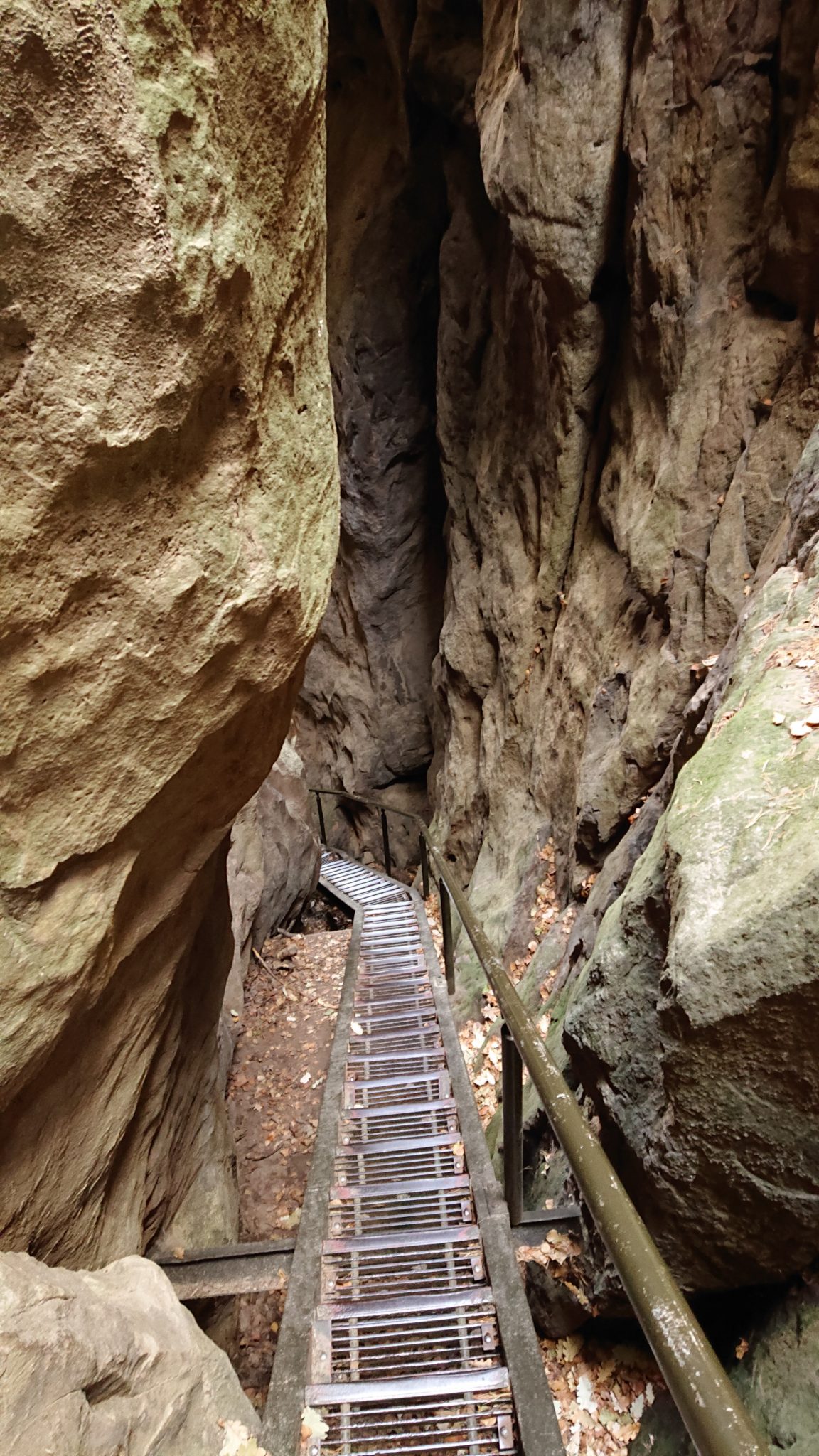 Wanderung durch Polenztal zur Bastei und zu Schwedenlöcher, schmale Metalltreppe beim Hockstein, es folgt schöne Aussicht auf Hohnstein