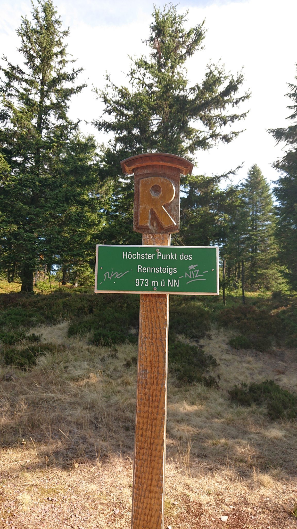 Großer Beerberg Schneekopf und Teufelskanzel, Gipfeltour Wanderung im Thüringer Wald,  Schild mit Markierung höchster Punkt des Rennsteigs