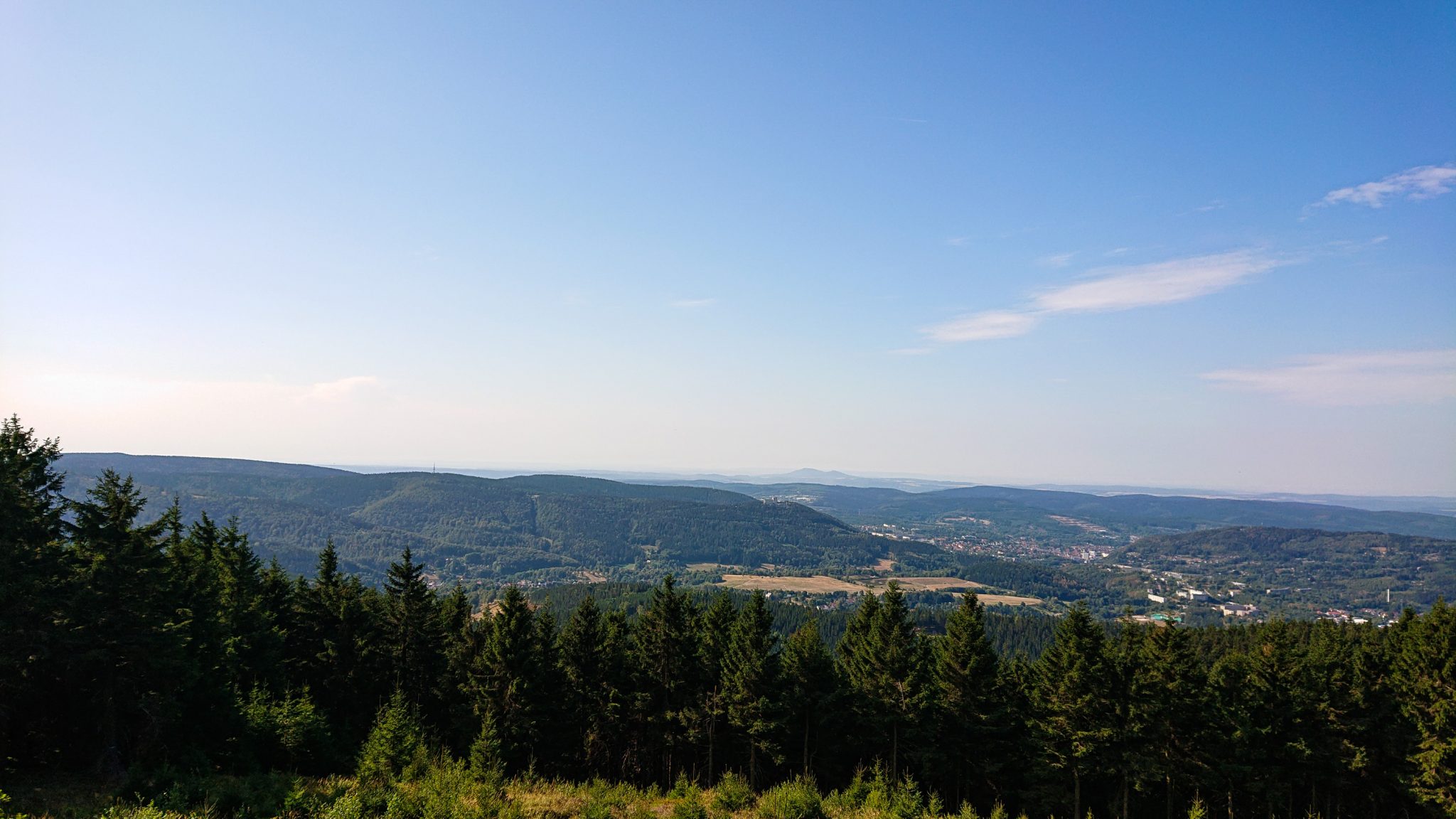 Großer Beerberg Schneekopf und Teufelskanzel, Gipfeltour Wanderung im Thüringer Wald, weite Aussicht auf Thüringer Wald und Ort