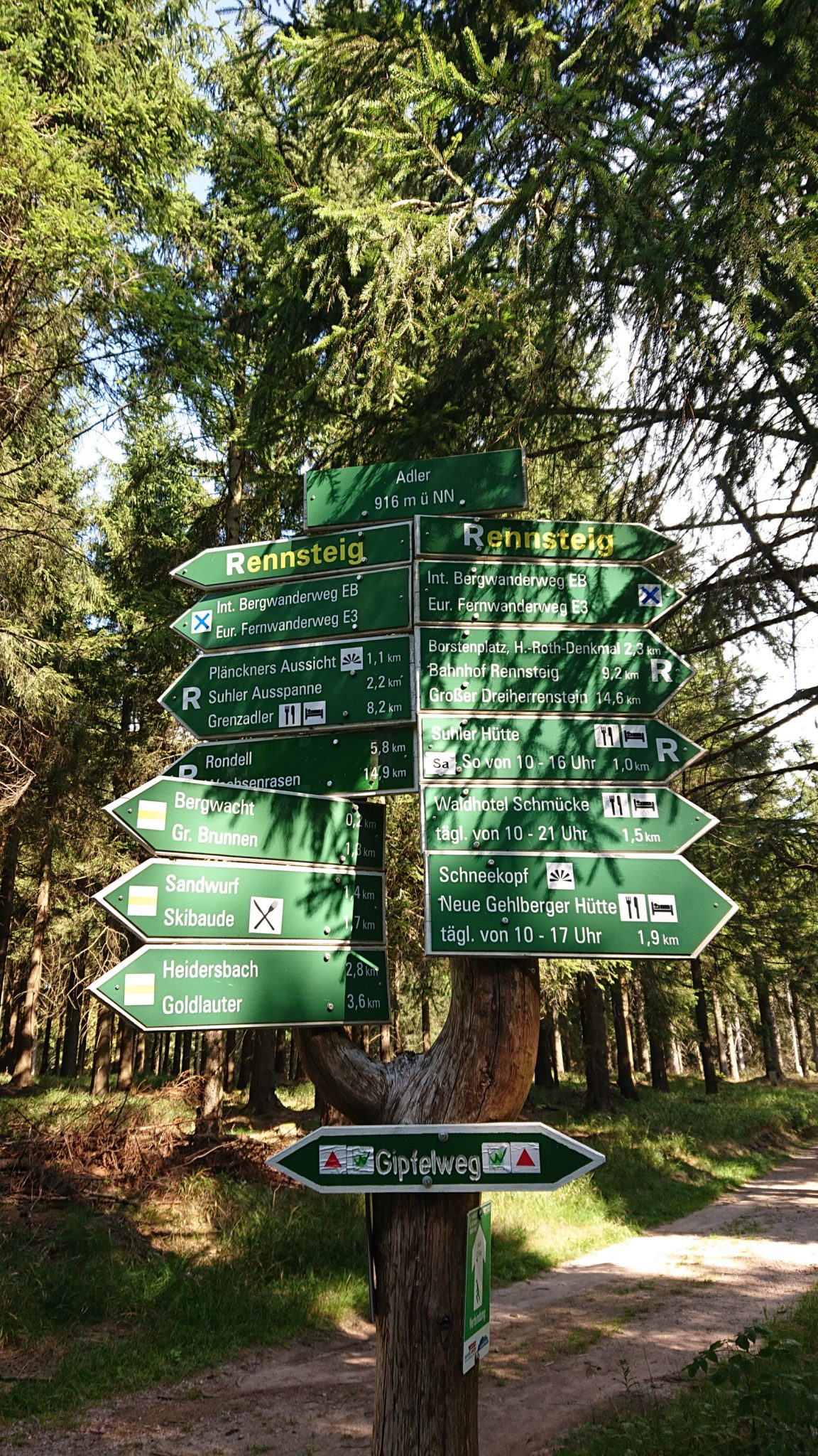 Großer Beerberg Schneekopf und Teufelskanzel, Gipfeltour Wanderung im Thüringer Wald, Wegmarkierung Gipfelweg Adler