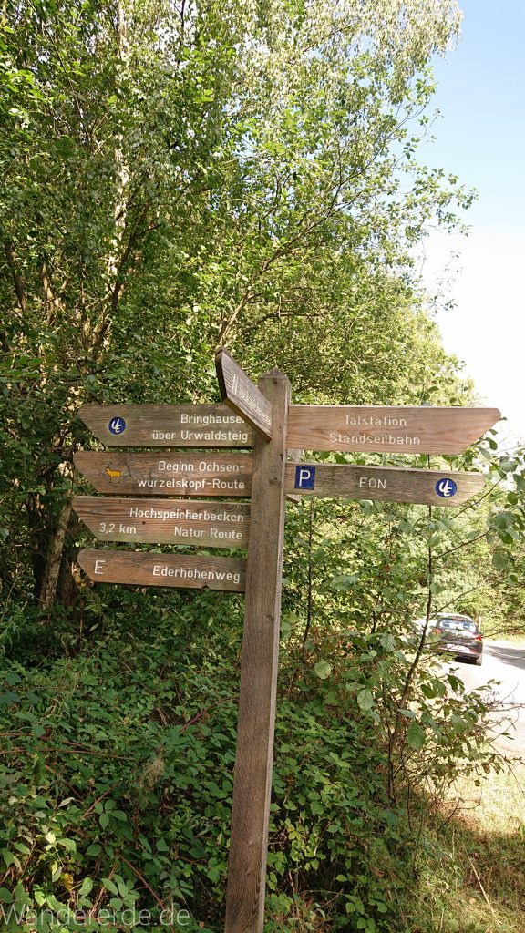 Urwaldsteig von Hemfurth nach Bringhausen zur Jausenstation, Schild Wegweiser mit verschiedenen Zielen im Nationalpark Kellerwald Edersee