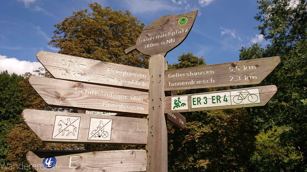 Urwaldsteig von Hemfurth nach Bringhausen zur Jausenstation, Schild Wegweiser mit verschiedenen Zielen im Nationalpark Kellerwald Edersee