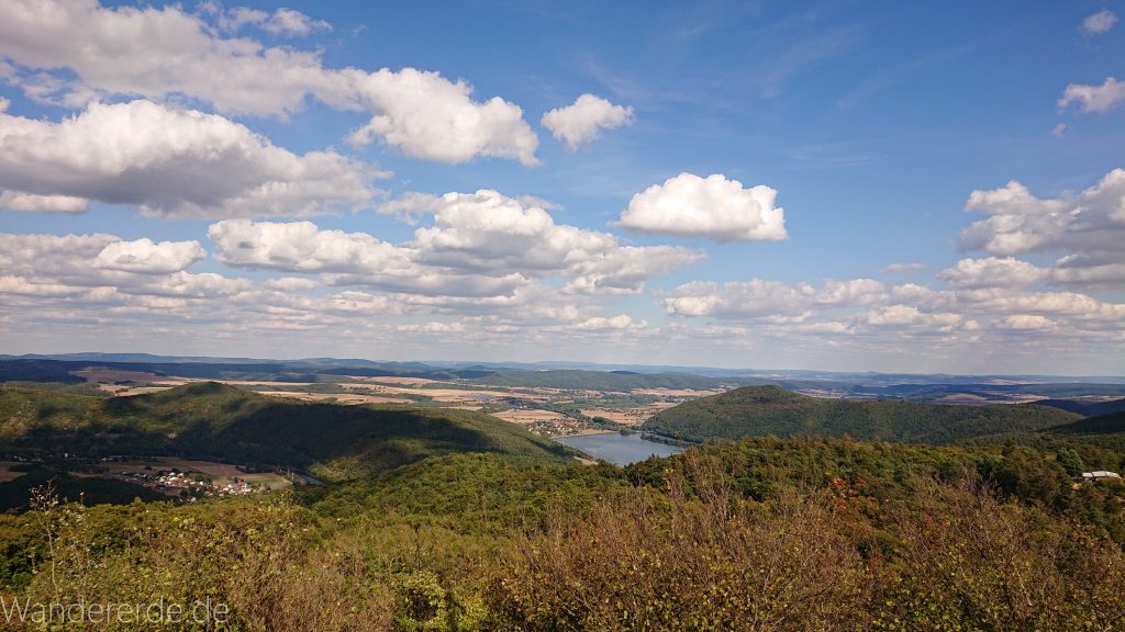Urwaldsteig von Hemfurth nach Bringhausen zur Jausenstation, Nationalpark Kellerwald Edersee, schöne Aussicht auf Nationalpark, großer Wald, toller Sommertag
