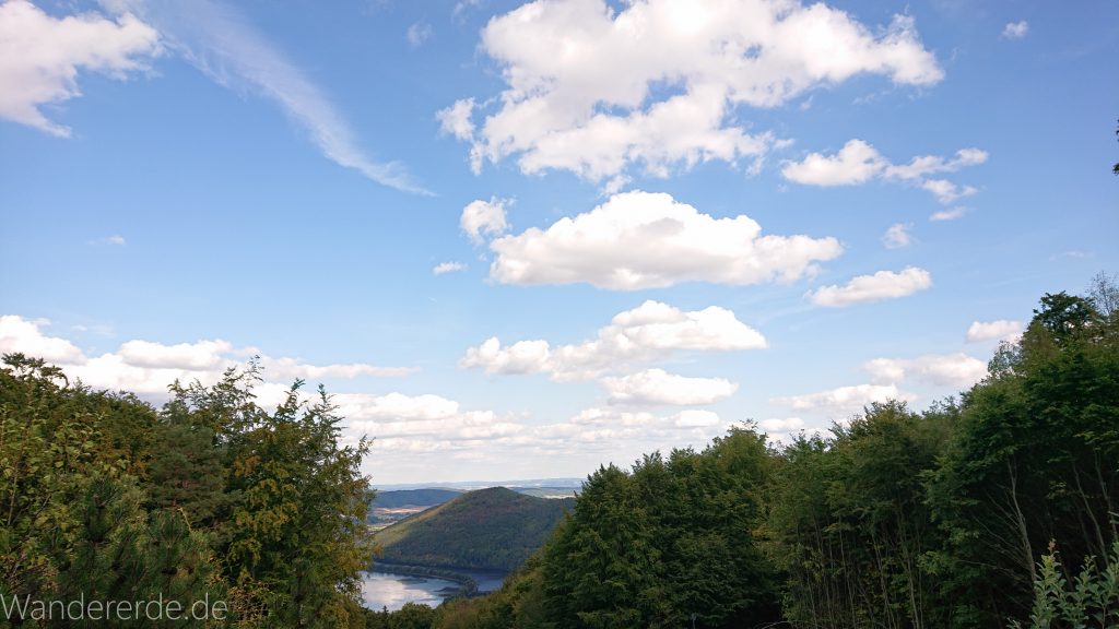 Urwaldsteig von Hemfurth nach Bringhausen zur Jausenstation, Nationalpark Kellerwald Edersee, schöne Aussicht auf Nationalpark, großer Wald, toller Sommertag