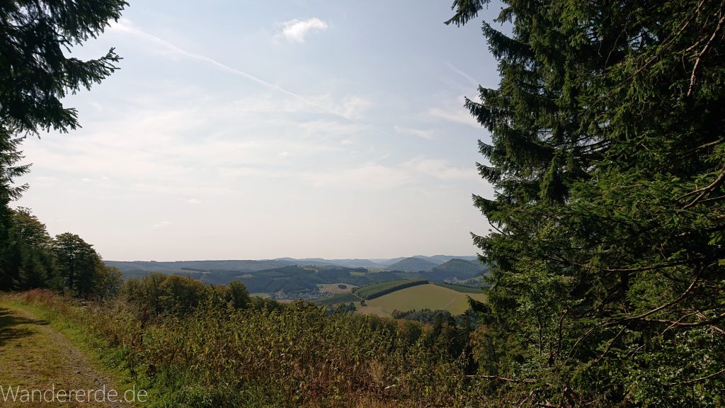 Kahler Asten-Steig, Wanderung auf den Berg Kahler Asten im Sauerland in Nordrhein-Westfalen, Aussicht vom Gipfel des Kahlen Astens