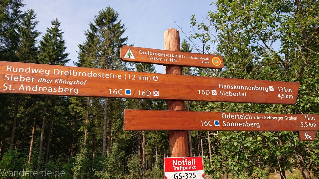 Dreibrodesteine Wanderung im Harz bei Sankt Andreasberg, Schild mit Wegweiser der Rundwanderung und weitere Ziele
