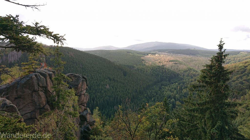 Von Bad Harzburg zur Rabenklippe und durchs Eckertal, Wanderung im Harz in Niedersachsen, Aussicht auf den Brocken, höchster Berg im Harz