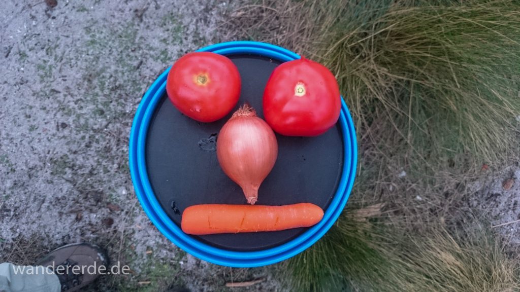 Verpflegung auf Wanderungen - Gemüse, Tomaten eher nicht zu empfehlen, aber Möhren halten es aus im Rucksack transportiert zu werden