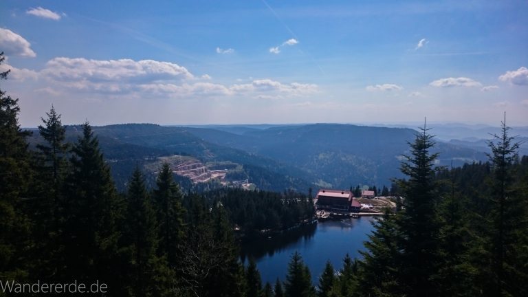 Mummelsee Hornisgrinde - Genießerpfad, Ausicht auf Mummelsee und umliegende Wälder