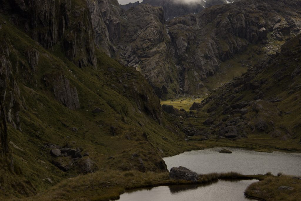 Wanderung Routeburn Track - Great Walk im Fiordland Nationalpark Südinsel Neuseeland, Wanderweg Routeburn im Fiordland Nationalpark, beeindruckende Berge mit schneebedeckten Gipfeln über der Baumgrenze, herrlicher Sommertag auf Südinsel Neuseelands, traumhafte Wanderung, raues Gebirgsklima, lebensfeindlich und doch wunderschön, beeindruckend, viele kleine Gebirgsseen