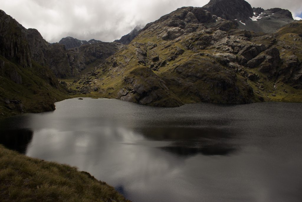 Wanderung Routeburn Track - Great Walk im Fiordland Nationalpark Südinsel Neuseeland, Wanderweg Routeburn im Fiordland Nationalpark, beeindruckende Berge mit schneebedeckten Gipfeln über der Baumgrenze, herrlicher Sommertag auf Südinsel Neuseelands, traumhafte Wanderung, raues Gebirgsklima, lebensfeindlich und doch wunderschön, beeindruckend, kalter Gebirgsseen