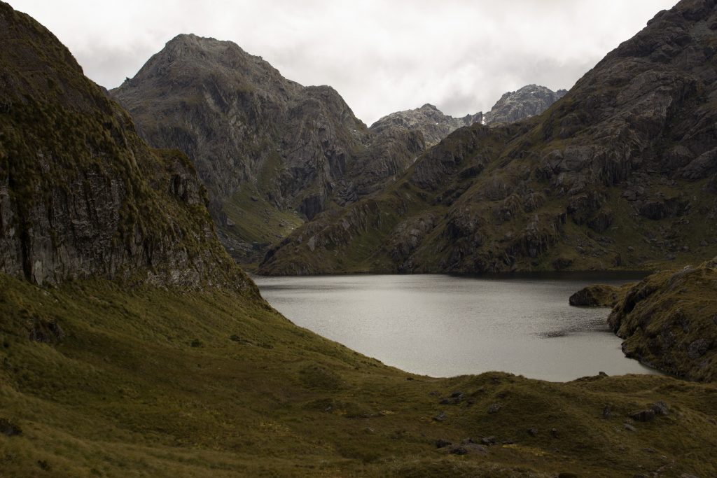 Wanderung Routeburn Track - Great Walk im Fiordland Nationalpark Südinsel Neuseeland, Wanderweg Routeburn im Fiordland Nationalpark, beeindruckende Berge mit schneebedeckten Gipfeln über der Baumgrenze, herrlicher Sommertag auf Südinsel Neuseelands, traumhafte Wanderung, raues Gebirgsklima, lebensfeindlich und doch wunderschön, beeindruckend, viele kleine Gebirgsseen
