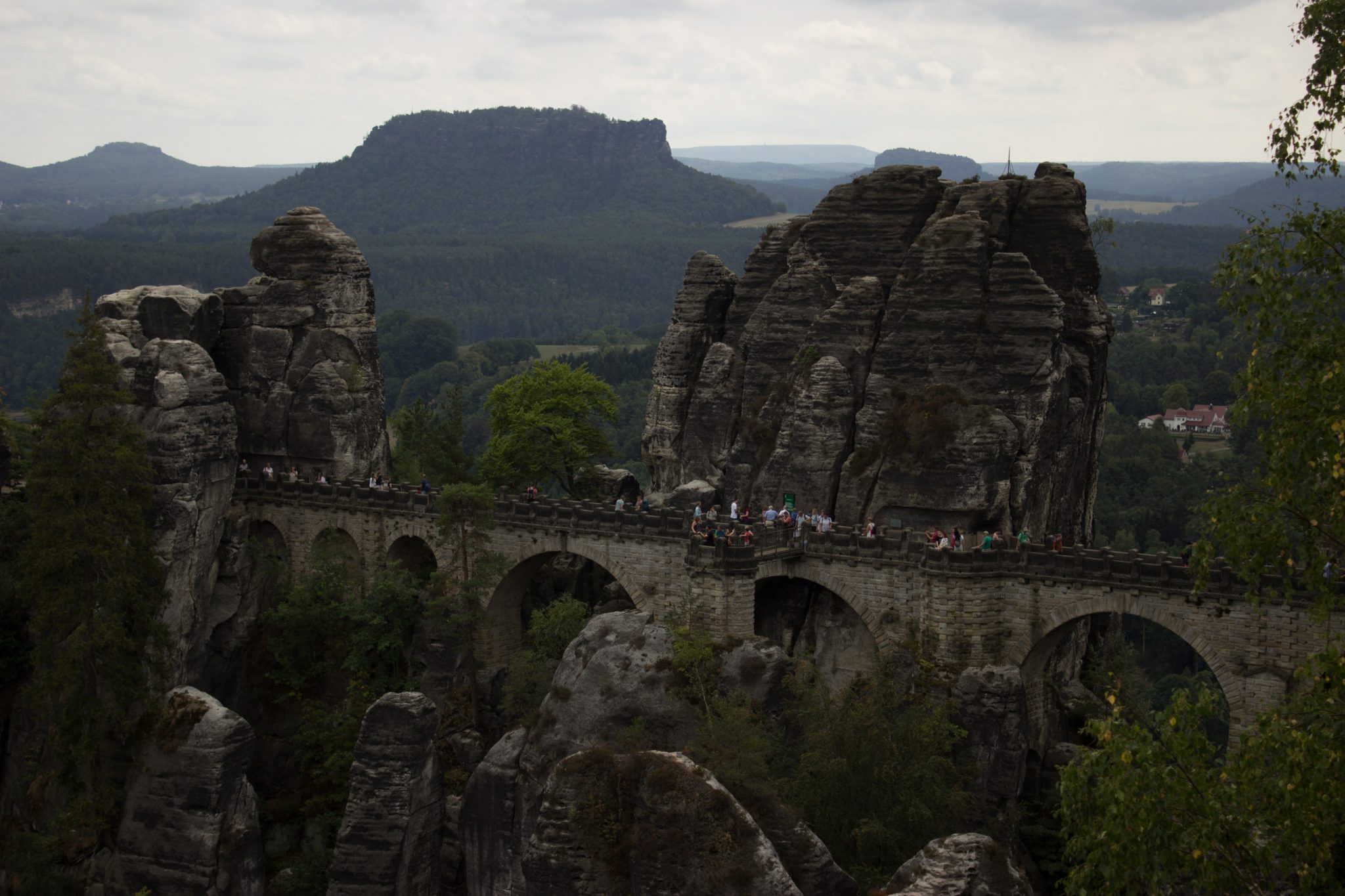 Wanderung durch Polenztal zur Bastei und zu Schwedenlöcher, Aussicht auf die berühmte Basteibrücke, viele beeindruckende Felsen, weniger Menschen anzutreffen als gedacht, Wanderparadies sächsische Schweiz