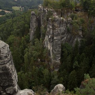 Wanderung durch Polenztal zur Bastei und zu Schwedenlöcher, Aussicht bei der Bastei, große Felsen und Wald