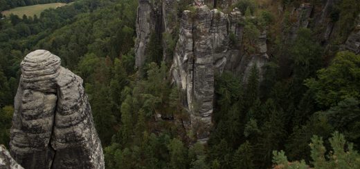 Wanderung durch Polenztal zur Bastei und zu Schwedenlöcher, Aussicht bei der Bastei, große Felsen und Wald