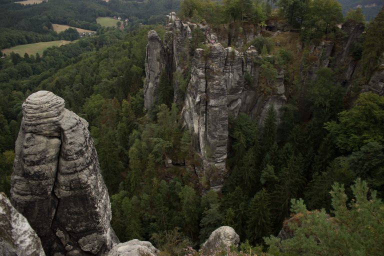 Wanderung durch Polenztal zur Bastei und zu Schwedenlöcher, Aussicht bei der Bastei, große Felsen und Wald