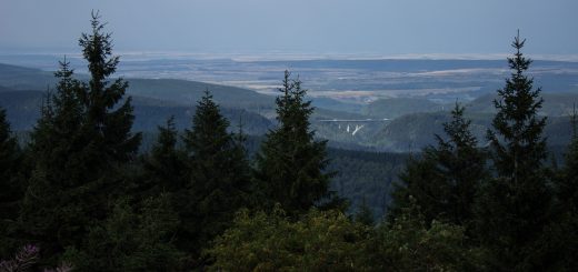 Großer Beerberg Schneekopf und Teufelskanzel, Gipfeltour Wanderung im Thüringer Wald, Aussicht auf Thüringer Wald und Brücke