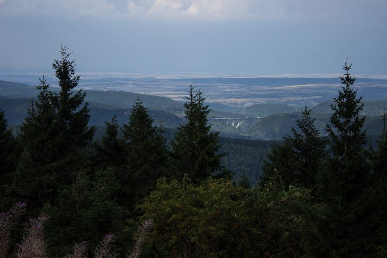 Großer Beerberg Schneekopf und Teufelskanzel, Gipfeltour Wanderung im Thüringer Wald, Aussicht auf Thüringer Wald und Brücke
