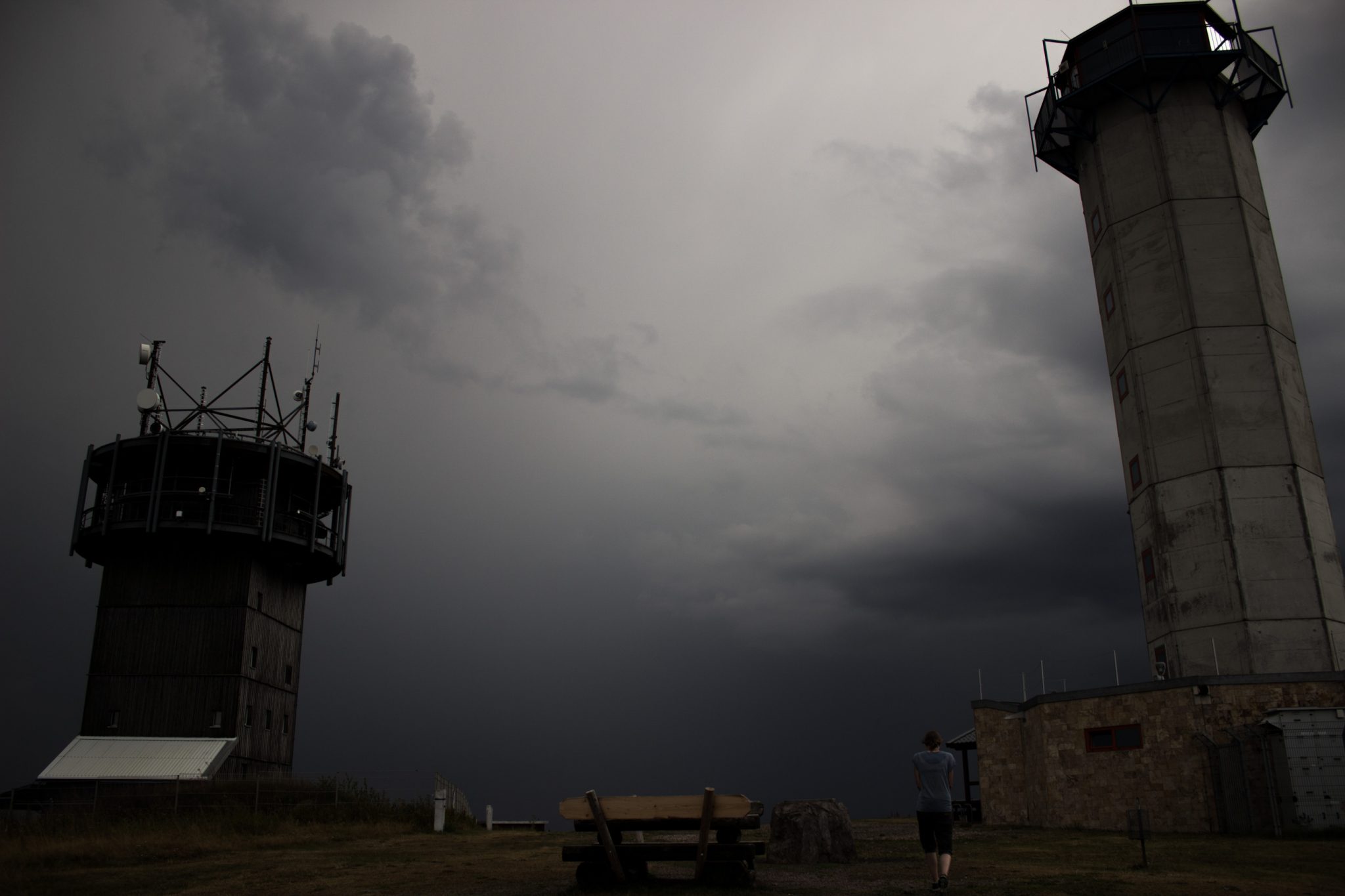 Großer Beerberg Schneekopf und Teufelskanzel, Gipfeltour Wanderung im Thüringer Wald, düstere Stimmung auf dem Schneekopf, gruseliger Turm