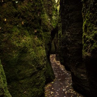 Drachenschlucht und Landgrafenschlucht - Schluchtentour bei Eisenach wandern, sehr schmaler Weg durch Drachenschlucht, gemachter Weg über Metallgitter, riesige Felswände