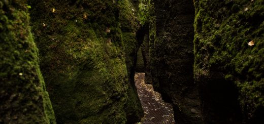 Drachenschlucht und Landgrafenschlucht - Schluchtentour bei Eisenach wandern, sehr schmaler Weg durch Drachenschlucht, gemachter Weg über Metallgitter, riesige Felswände