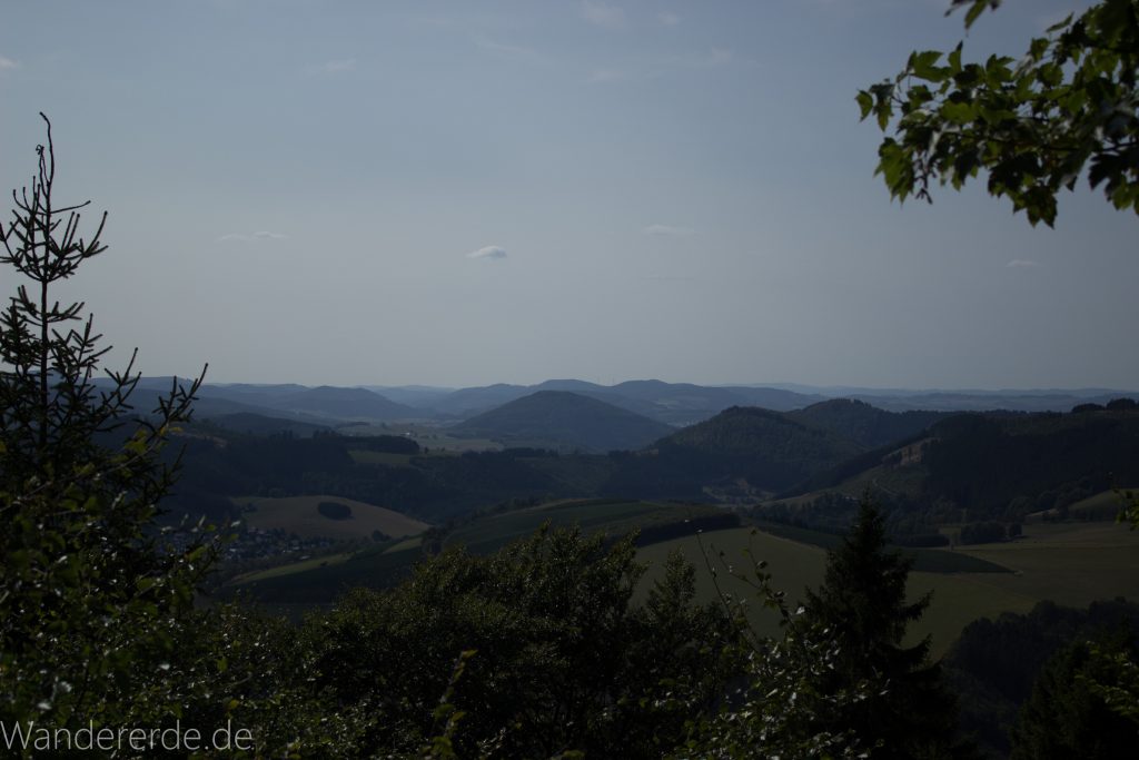 Kahler Asten-Steig, Wanderung auf den Berg Kahler Asten im Sauerland in Nordrhein-Westfalen, Aussicht vom Gipfel des Kahlen Astens