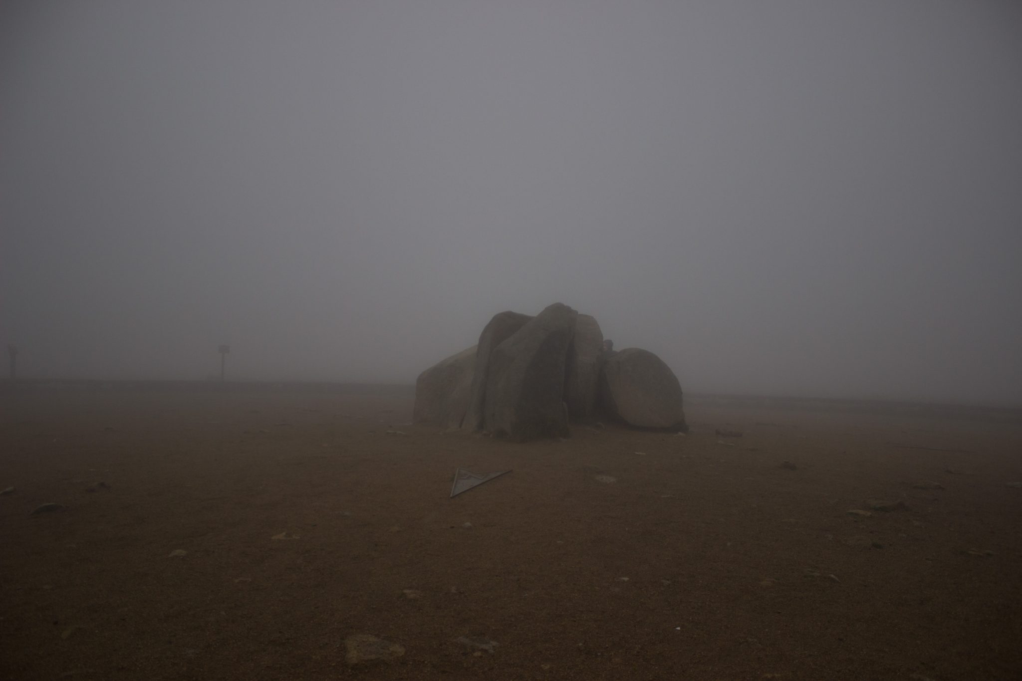 Wanderung Brocken über Heinrich-Heine-Weg Start in Ilsenburg, Nationalpark Harz, triste Stimmung, Gipfel des Brocken ohne Aussicht, regnerisch, sehr neblig, schöne einsame Atmosphäre