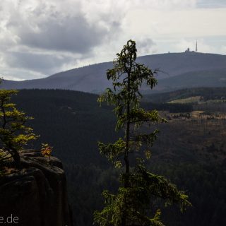 Von Bad Harzburg zur Rabenklippe und durchs Eckertal, Wanderung im Harz in Niedersachsen, Aussicht auf den Brocken, höchster Berg im Harz