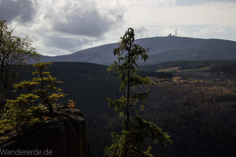 Von Bad Harzburg zur Rabenklippe und durchs Eckertal, Wanderung im Harz in Niedersachsen, Aussicht auf den Brocken, höchster Berg im Harz