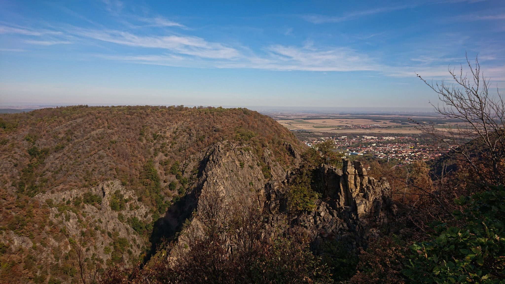 Rundwanderung Thale nach Treseburg - über Hexentanzplatz, Bodetal und Roßtrappe, Aussicht vom Hexentanzplatz auf Stadt Thale, weite Landschaft, große Felsen