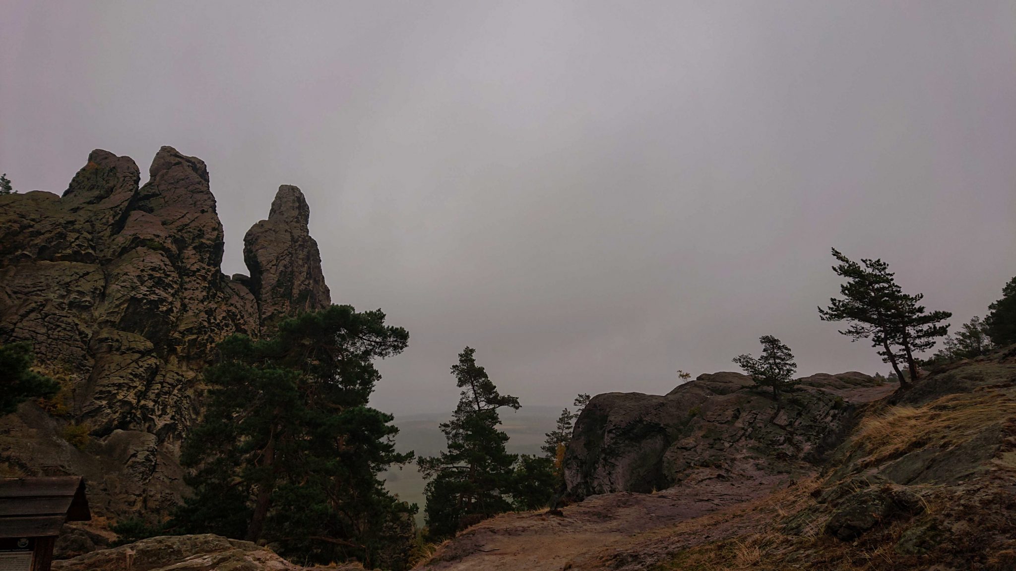 Rundwanderung auf der Blankenburger Teufelsmauer, Felsformation und Aussicht auf umliegende Landschaft, Beginn des Wanderwegs Blankenburger Teufelsmauer