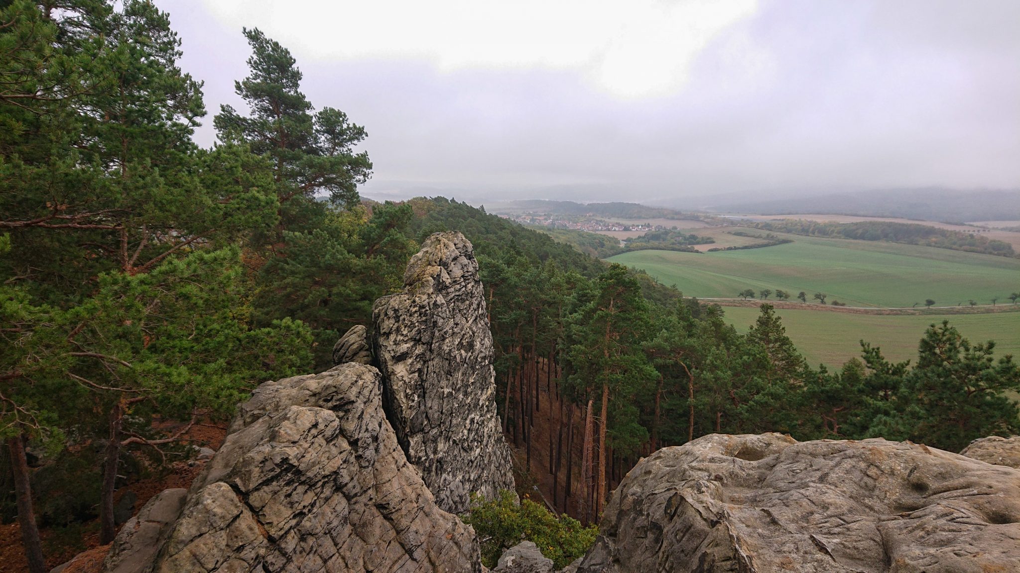 Rundwanderung auf der Blankenburger Teufelsmauer, Felsformation und Aussicht auf umliegende Landschaft und angrenzenden Wald