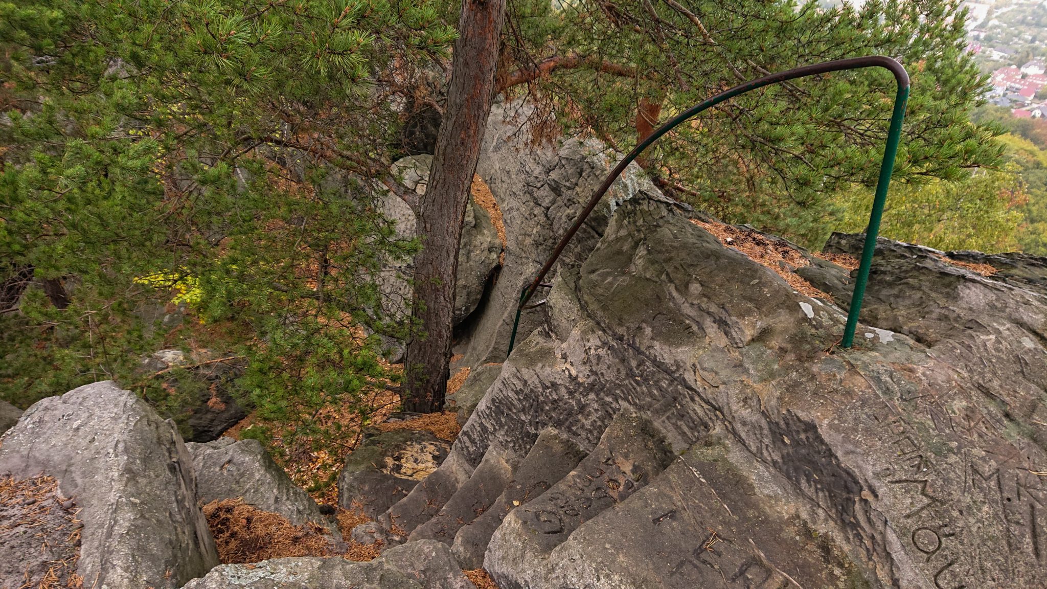 Rundwanderung auf der Blankenburger Teufelsmauer, Felsformation, Stufen in Stein geschlagen mit Trittsicherung, angrenzender Wald