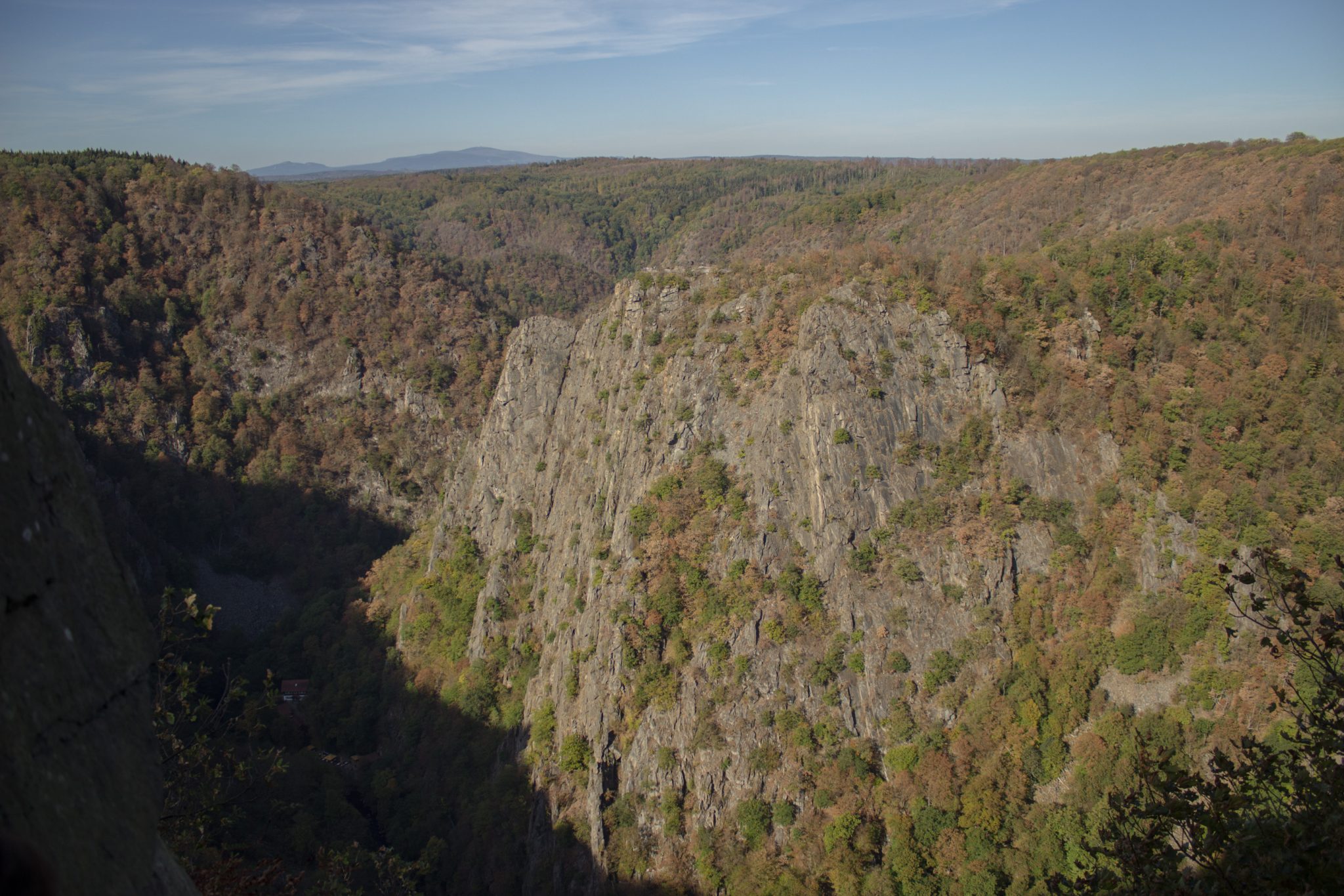 Rundwanderung Thale nach Treseburg - über Hexentanzplatz, Bodetal und Roßtrappe, Aussicht vom Hexentanzplatz ins Tal, weite Landschaft